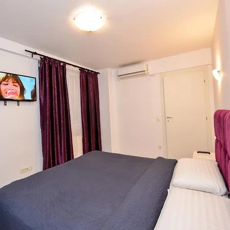 داون تاون أكوموديشن *